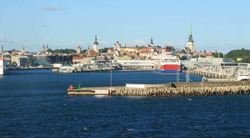 Tallinnan vanha kaupunki mereltä päin kuvattuna.