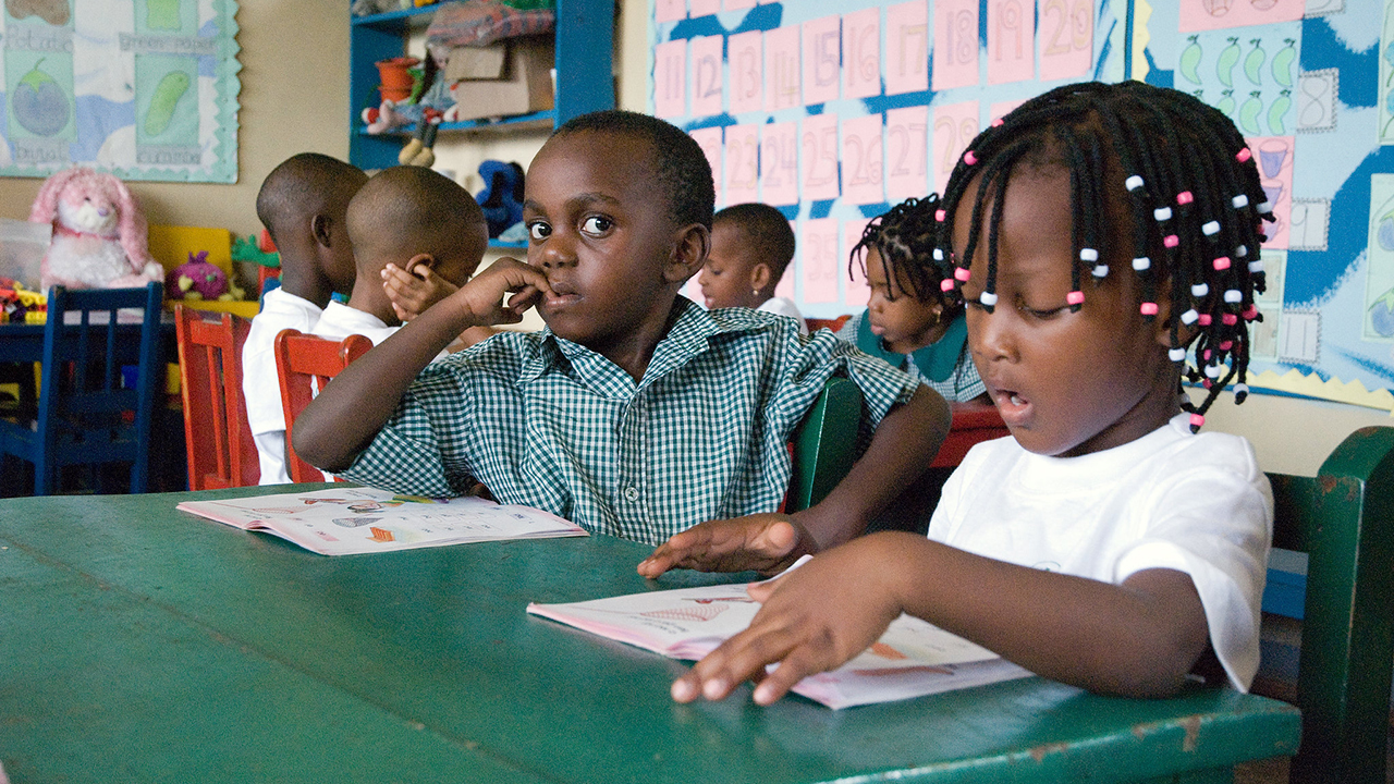Afrikanska barn under en lektion i skolan.
