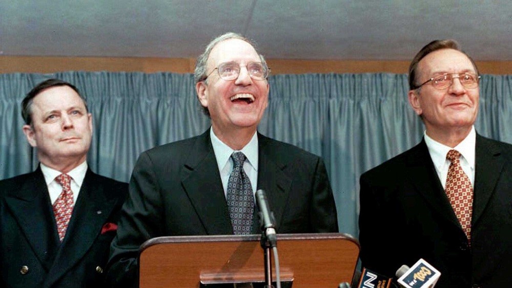 Kuvassa oikealla entinen pääministeri Harri Holkeri, joka toimi senaattori George J. Mitchellin johtamassa puheenjohtajistossa vuosina 1995−1998. Kuvassa keskellä George J. Mitchell ja vasemmalla kenraali John De Chastelain. Kuva: Suomen Dublinin-suurlähetystön arkisto