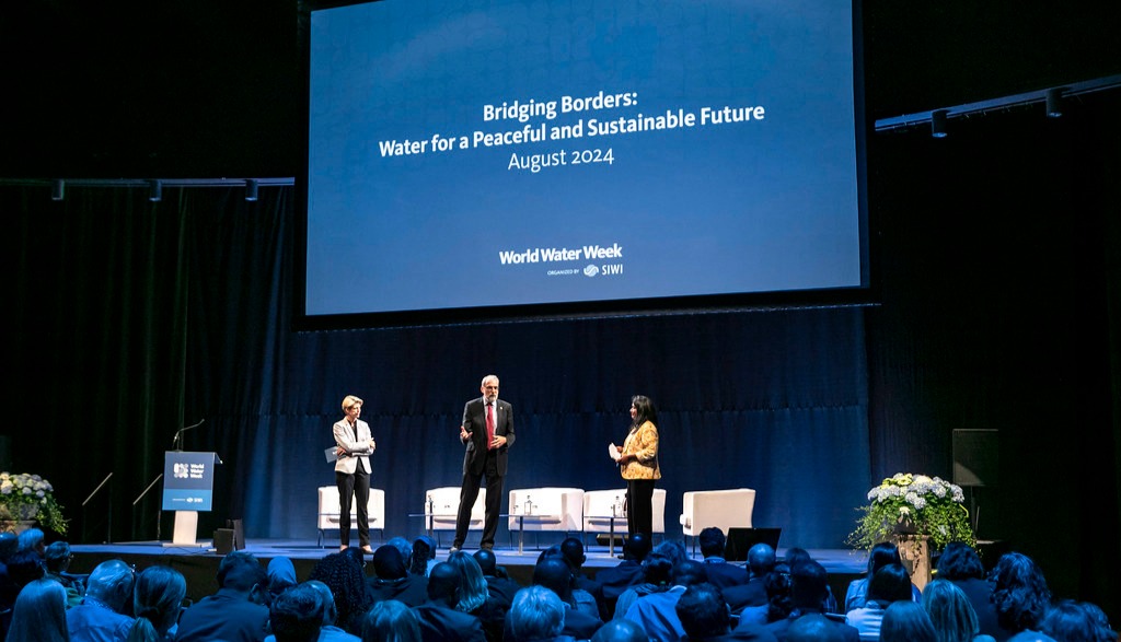 På bildet håller tre personer tal på väldsvattenveckan i Stockholm 2023. 