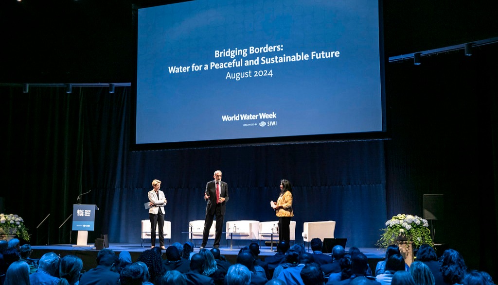 Kuvassa kolme henkilöä pitämässä puheenvuoroja lavalla Tukholman vesiviikolla 2023.