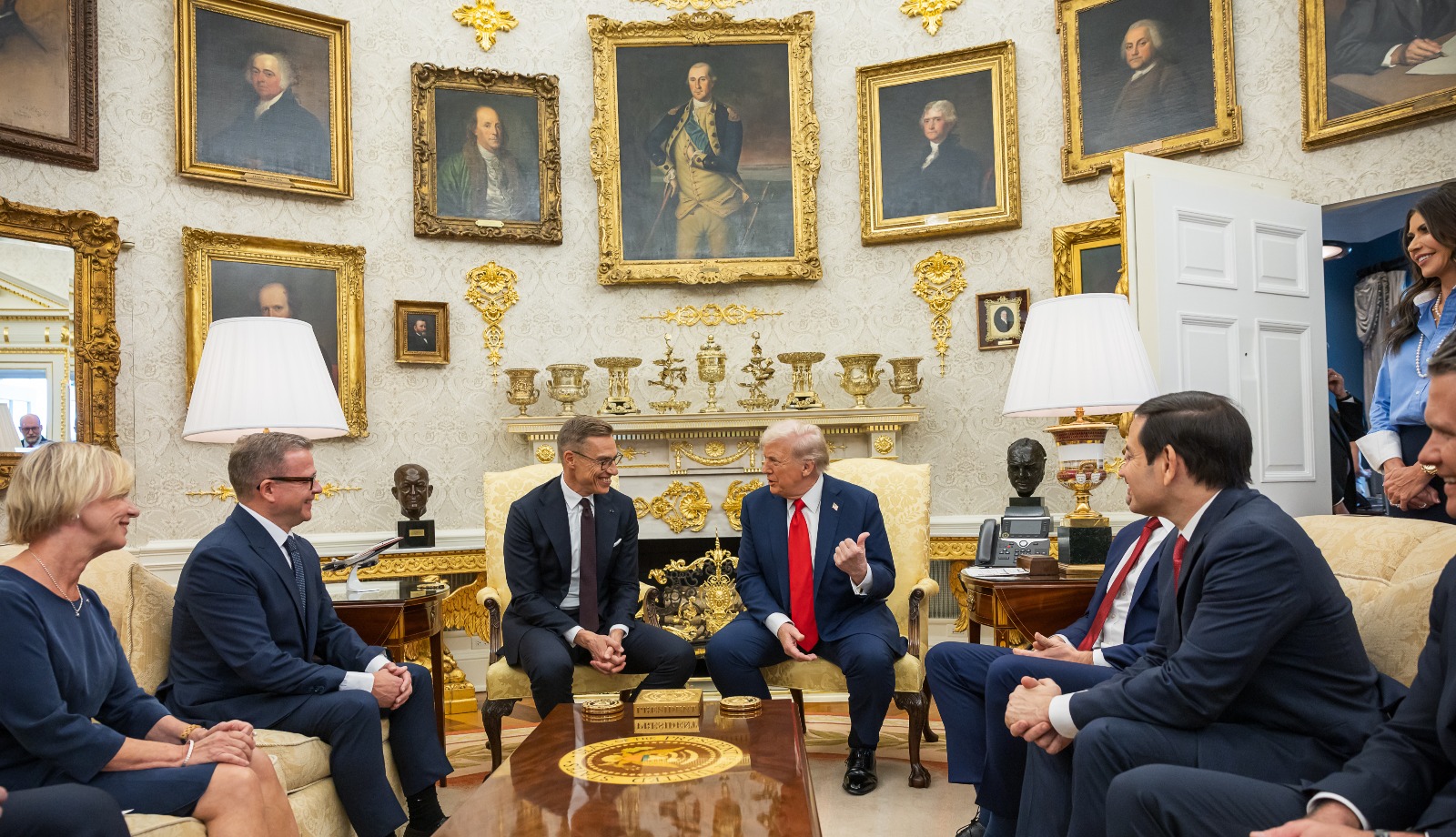 Presidentit keskustelevat  Oval Office -virkahuoneen nojatuoleissa