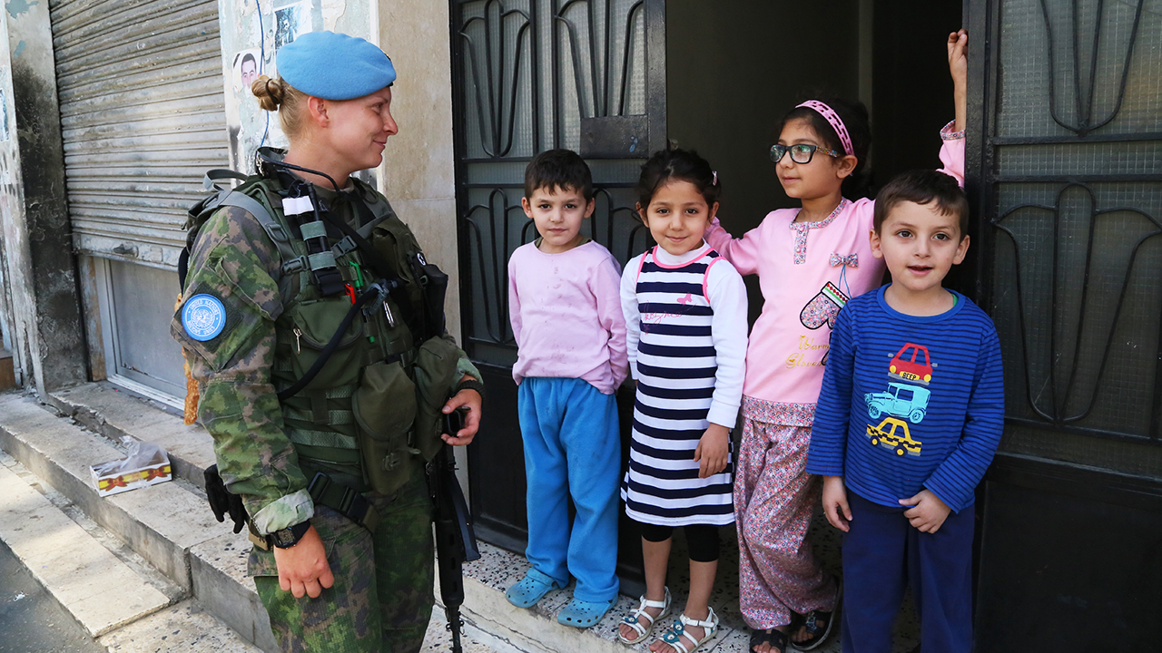 En finländsk fotpatrull och libanesiska barn i Libanon.