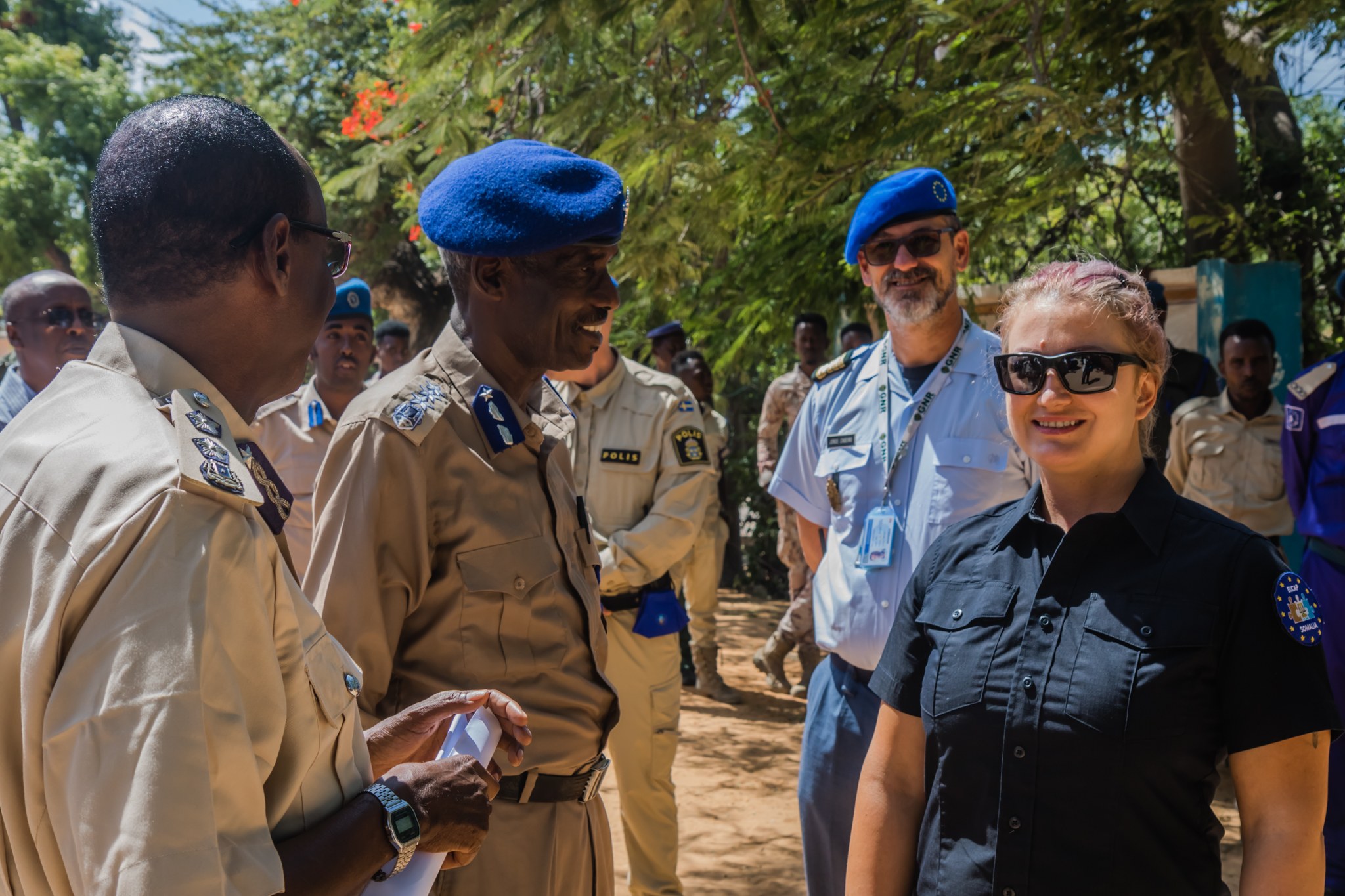 Poliisineuvonantajia somalialaisten poliisien seurassa.