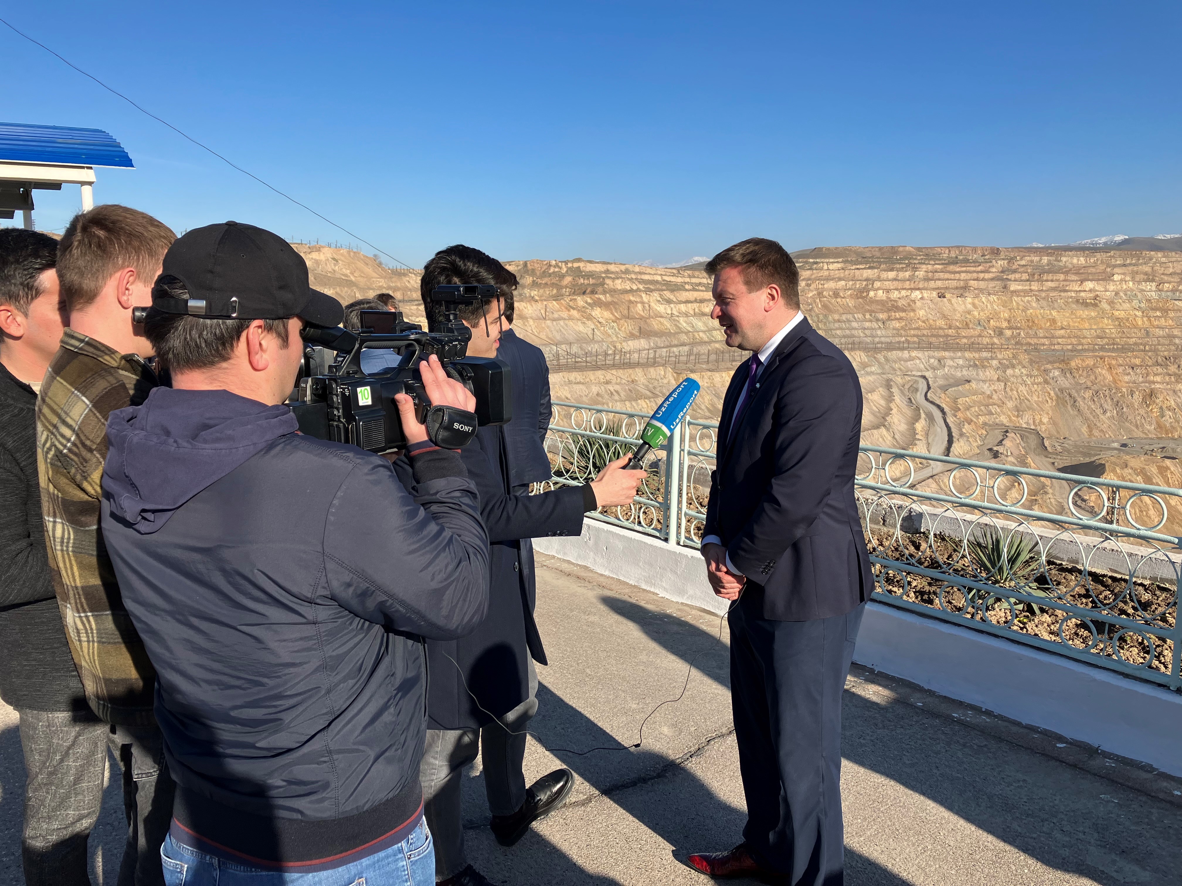Utvecklings- och utrikeshandelsminister Ville Skinnari intervjuas av uzbekiska medier vid koppargruvan i Almalyk. Foto: Olli Nurmi