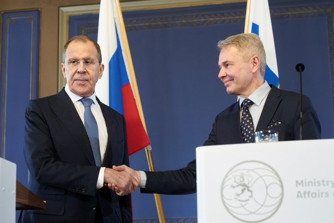 Venäjän ulkoministeri Sergei Lavrov ja Suomen ulkoministeri Pekka Haavisto kättelevät