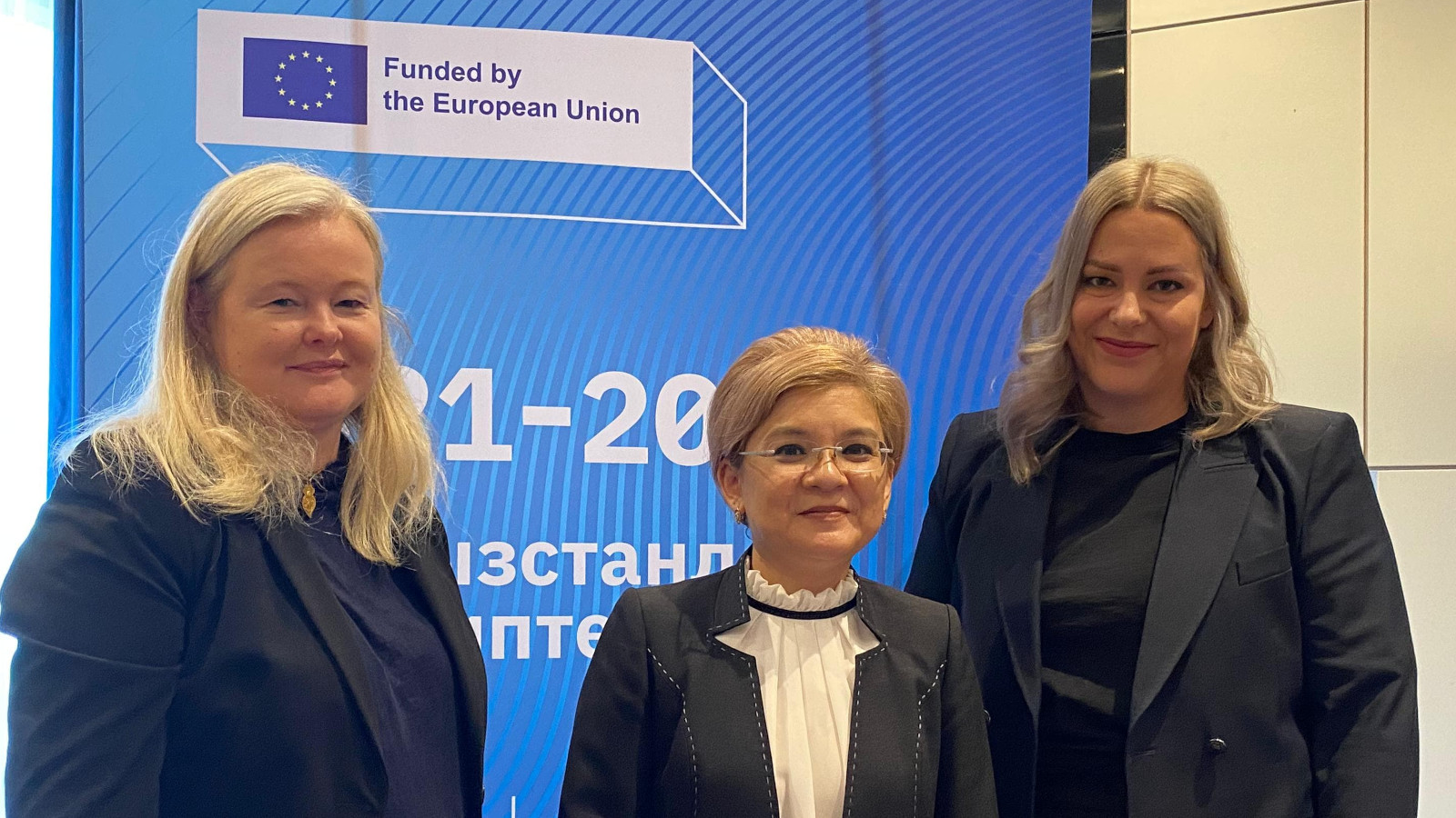 Kirgisian digitaalisesta kehityksestä vastaava ministeri Nuriya Kutnaeva vierellään Heidi Lempinen (vasemmalla) ja Lotta Fors (oikealla). 
