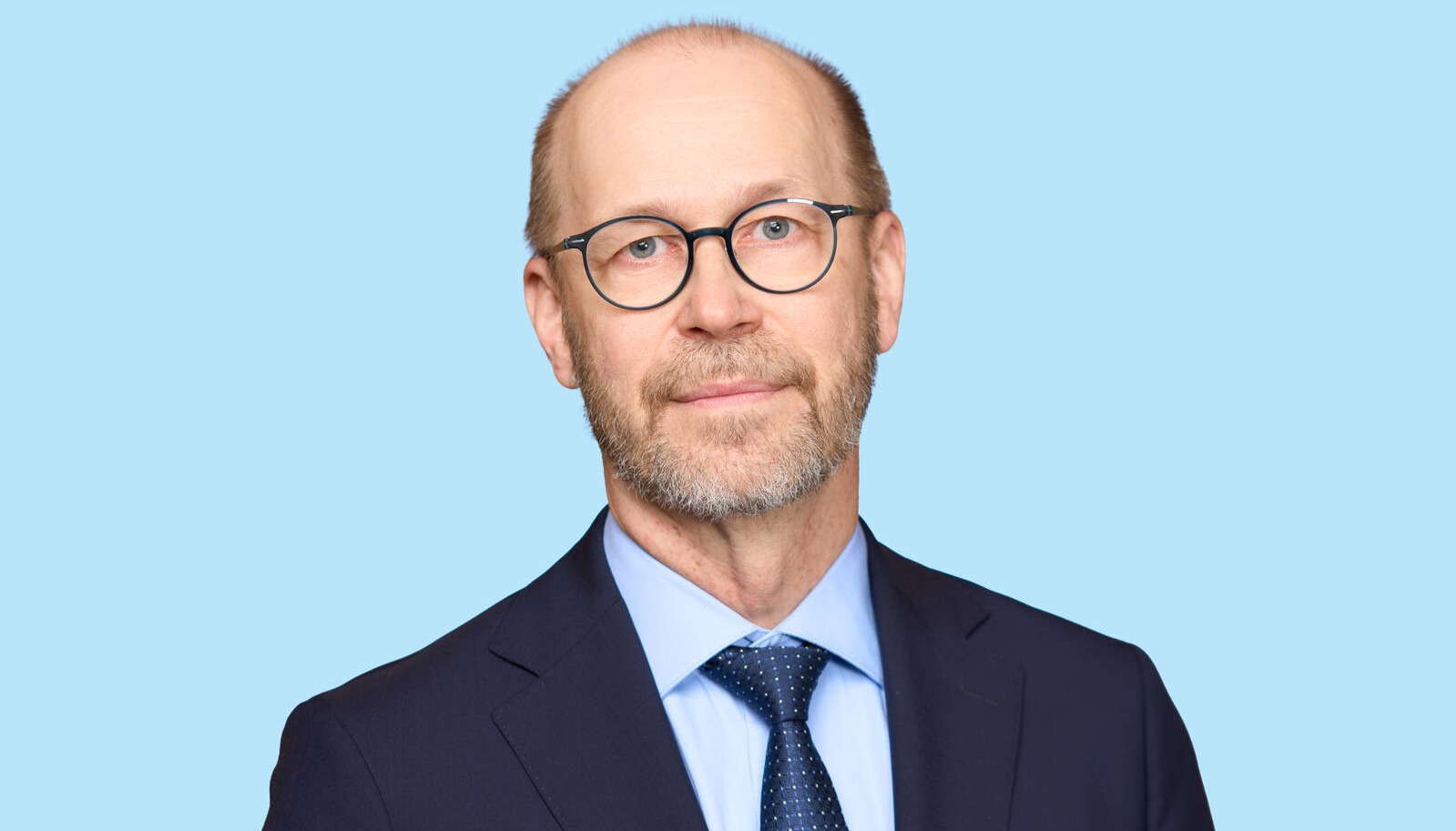 Jouko Leinonen katsoo kameraan