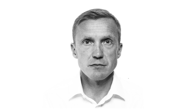 Jussi Tanner katsoo kameraan