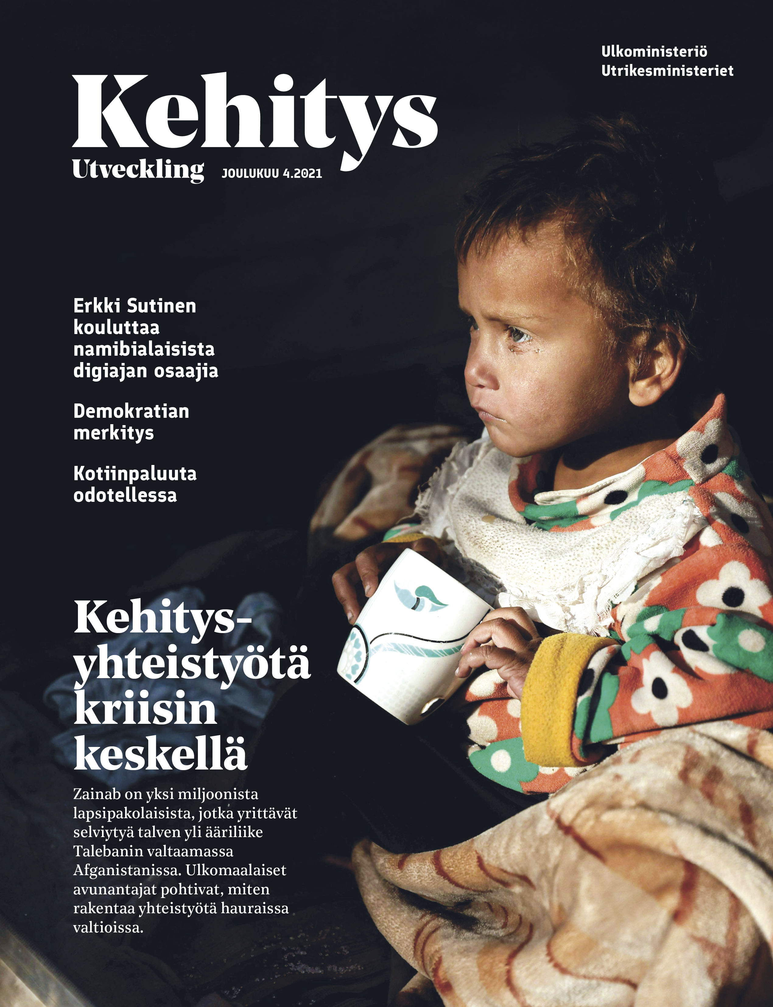 En pärmbladsbild av tidskriften Kehitys-Utveckling på nummer 4/21, där barnet tittar till vänster i moderns famn.