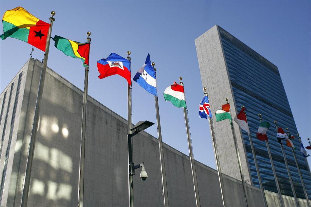 YK:n päämaja, jonka edessä jäsenmaiden lippuja.