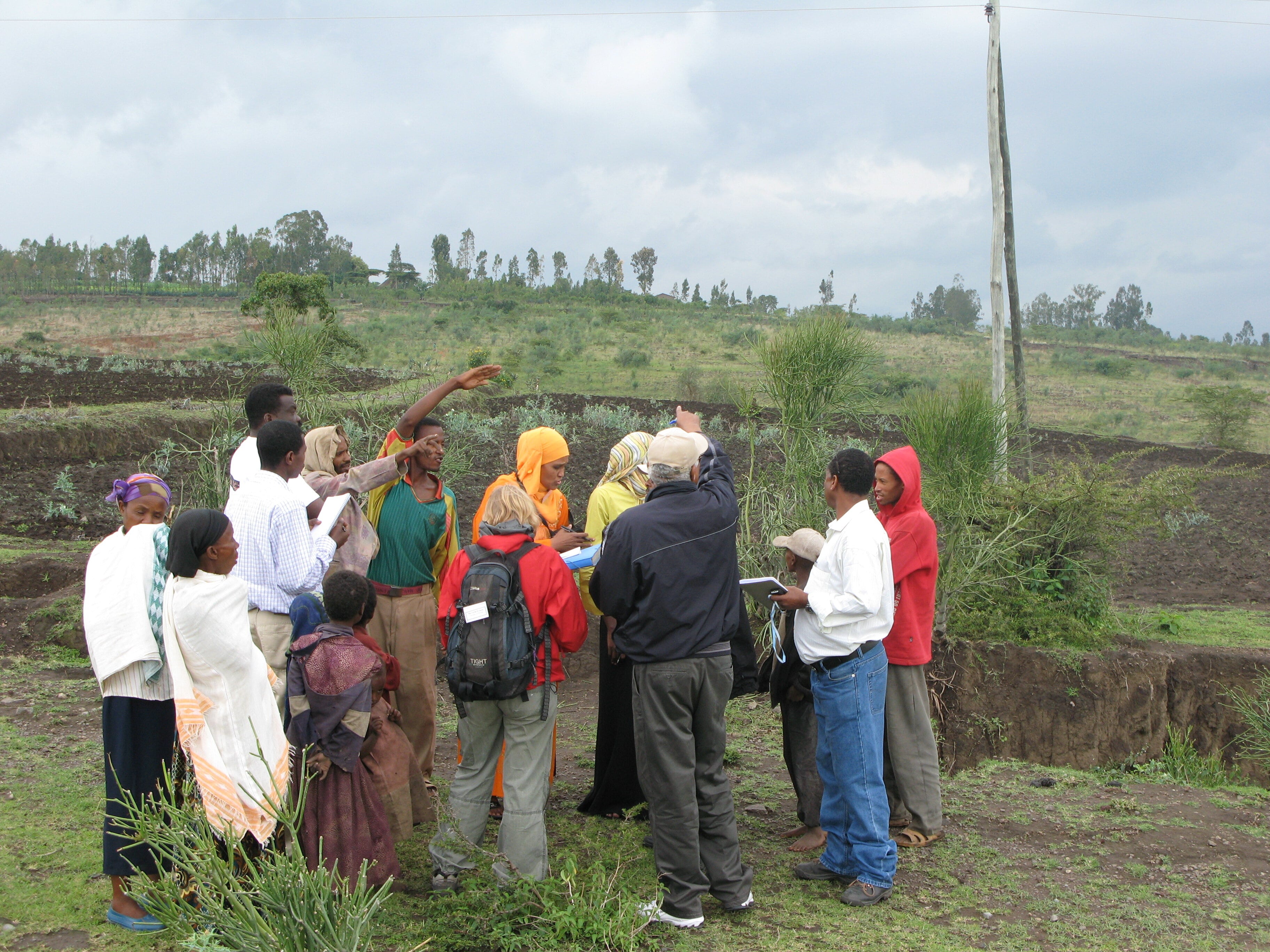 Kuvassa on tutkimus- ja koulutuskurssin maankäytön suunnittelua yhdessä paikallisten ihmisten kanssa eroosion vaivaamalla alueella Etiopiassa. Kuva: Vesa Kaarakka
