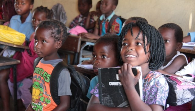 Mosambikilaisia lapsia koulussa.