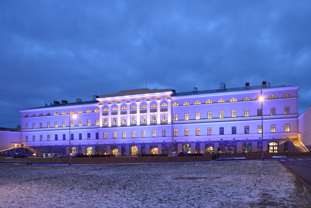 Merikasarmi valaistaan sinivalkoisin sävyin Suomen itsenäisyyspäivänä