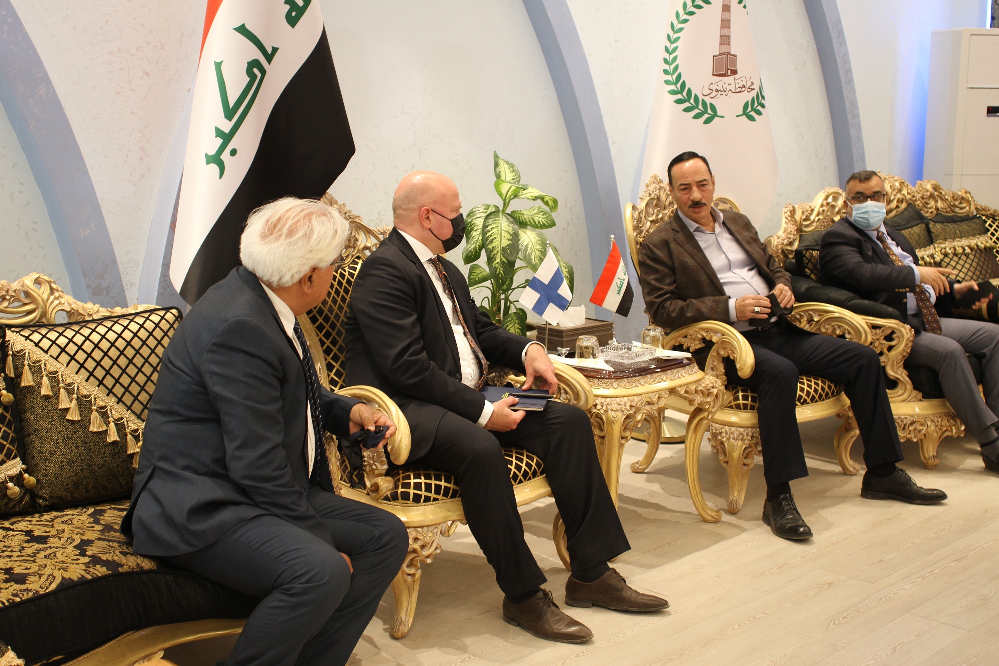 Kuvassa istuvat Suomen-Irakin suurlähettiläs Vesa Häkkinen, Suomen uusi Mosulin-kunniakonsuli Nouri Al-Mosawy ja Ninewan alueen kuvernööri Najm Al-Jiburi