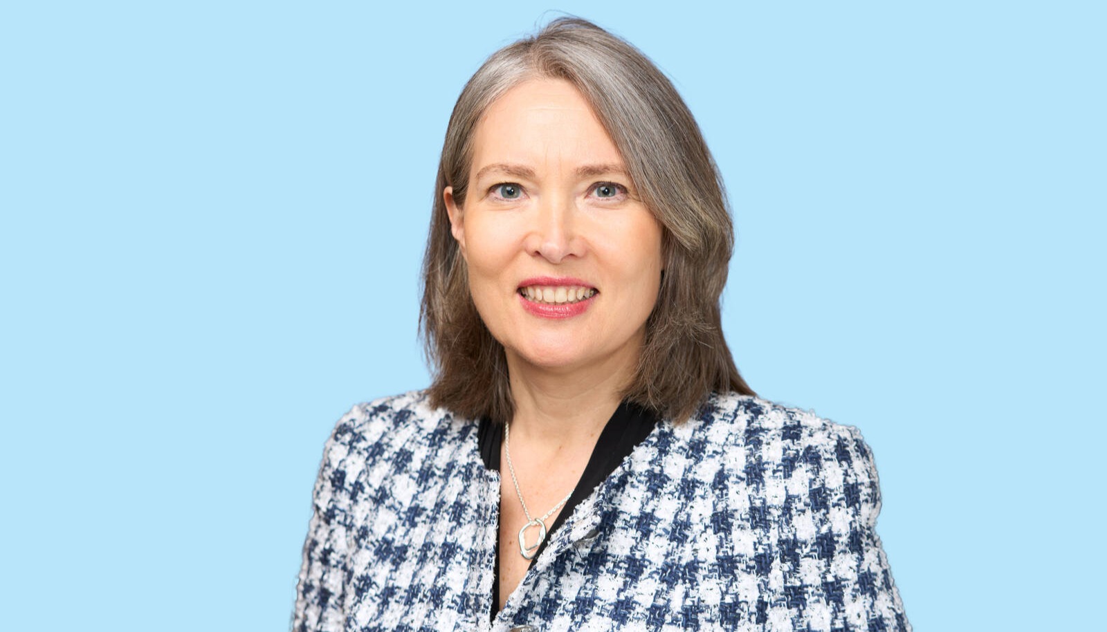Nicola Lindertz katsoo kameraan