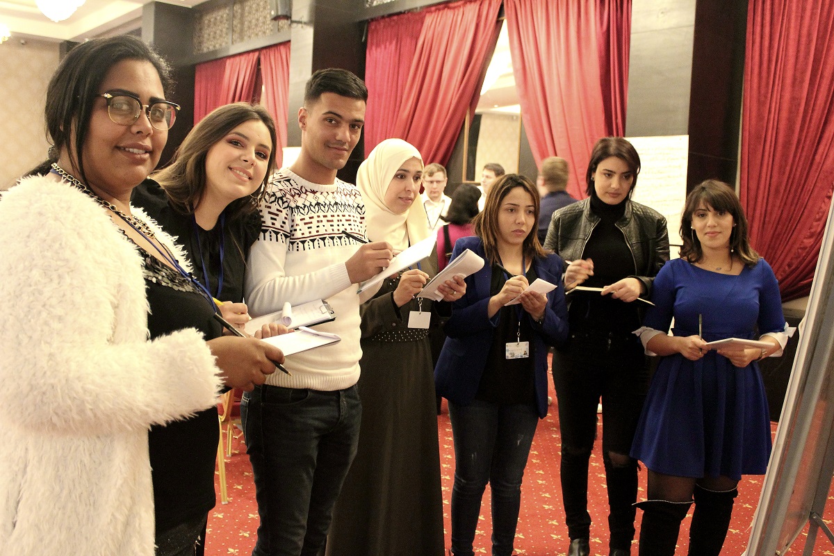 Seitsemän nuorta tunisialaispoliitikkoa yhteiskuvassa.