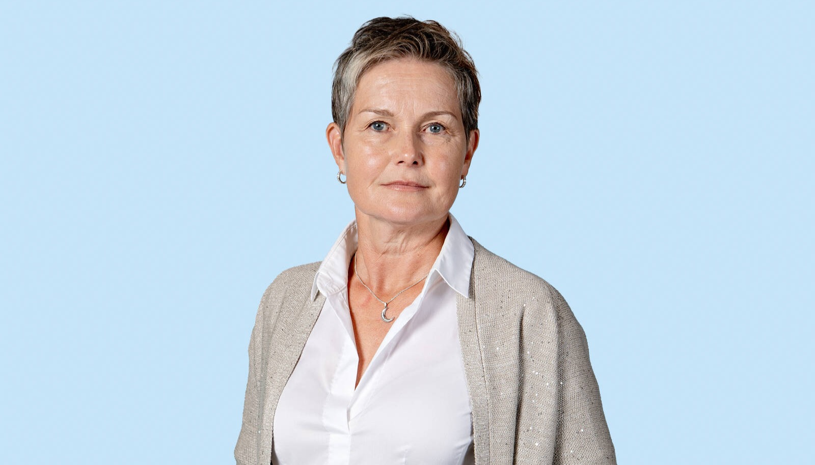 Päivi Laine katsoo kameraan
