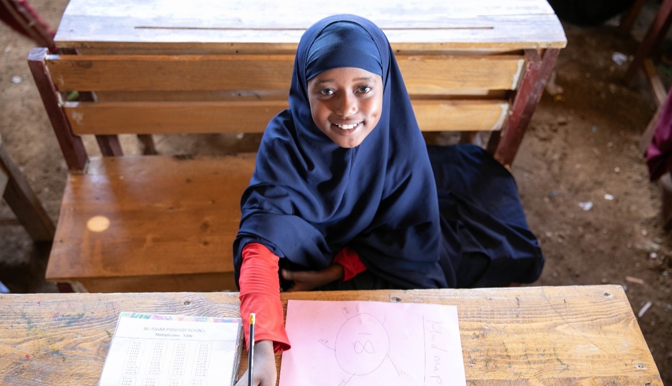 Somalilainen tyttö istuu koulupenkillä.