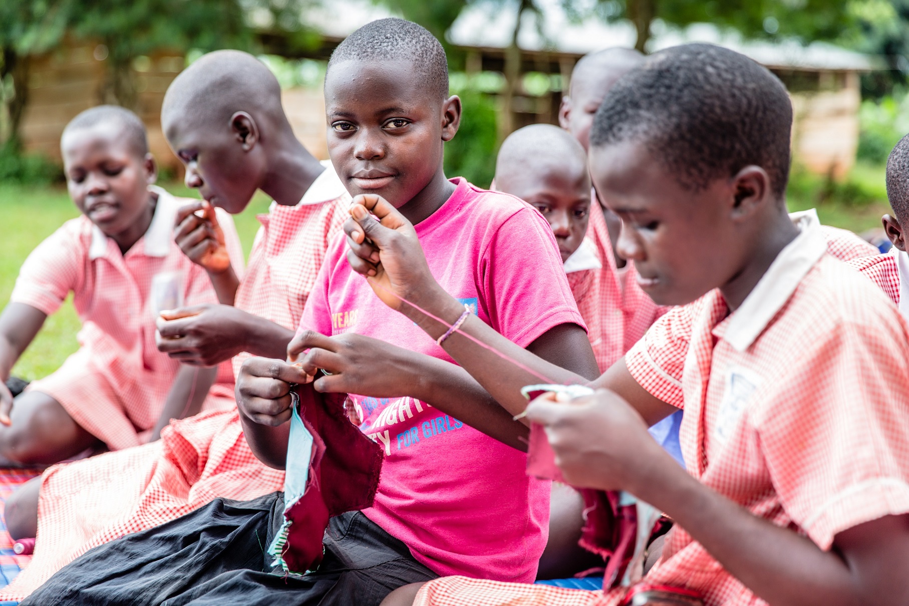 Ugandalaiset koululaiset ompelevat kestositeitä.
