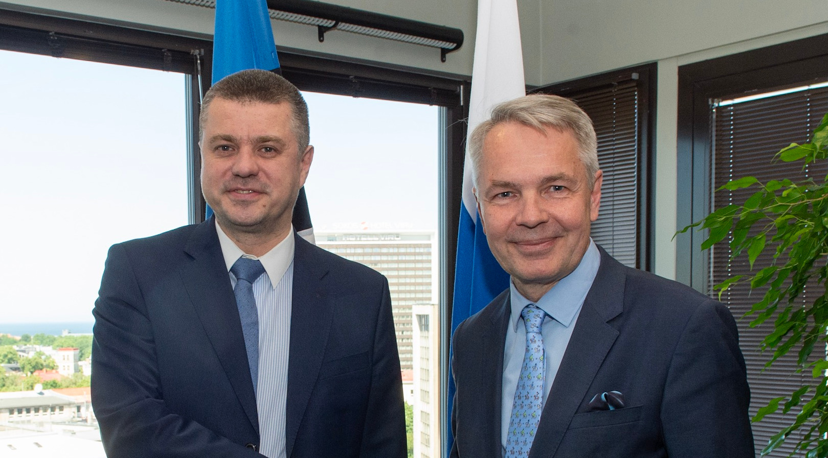 Ulkoministerit Pekka Haavisto ja Urmas Reinsalu hymyilevät Tallinnassa kesällä 2019. 