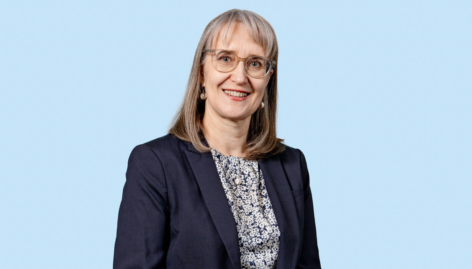 Sari Lehtiranta katsoo kameraan