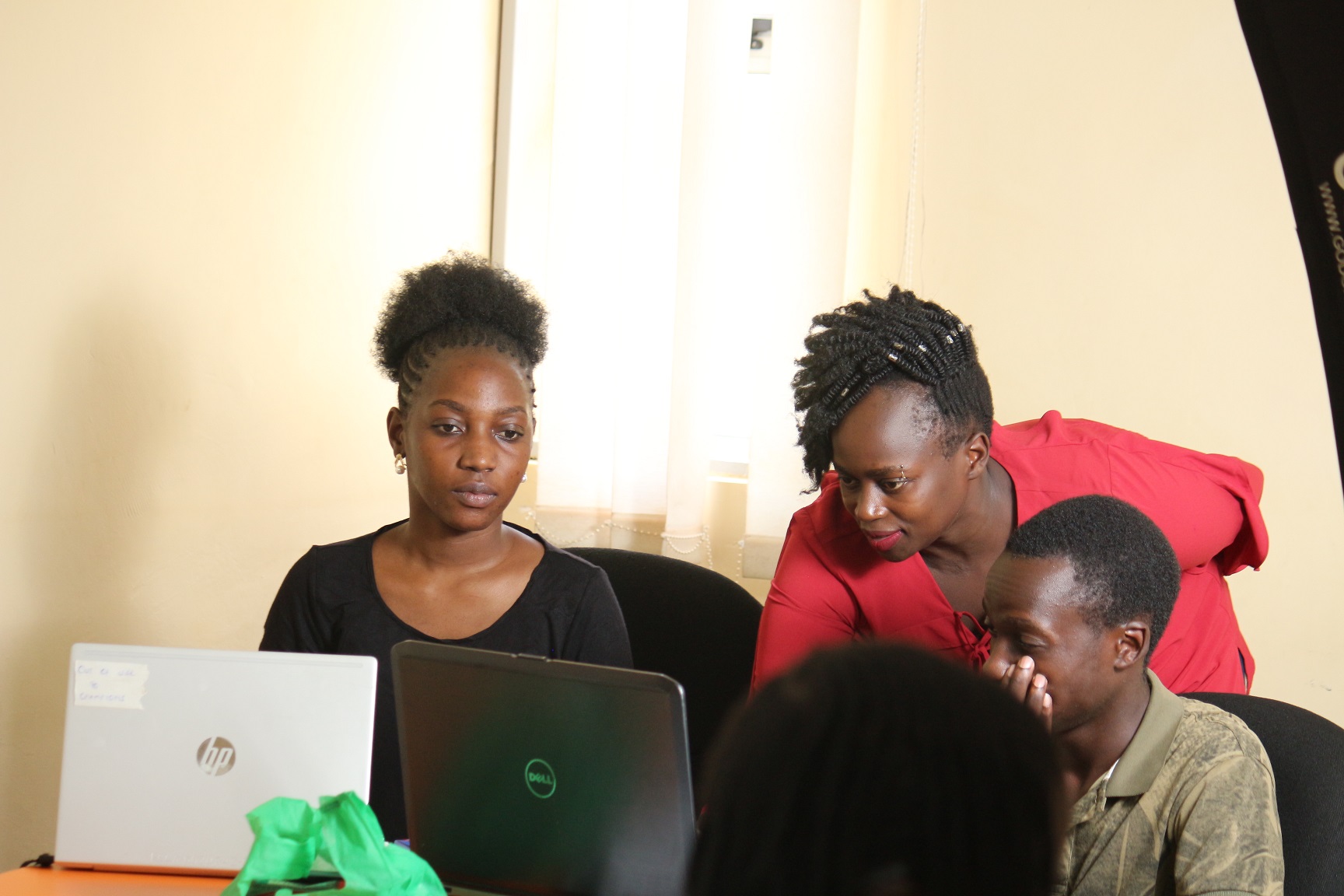 Ugandalaiset nuoret käyttävät kannettavia tietokoneita.