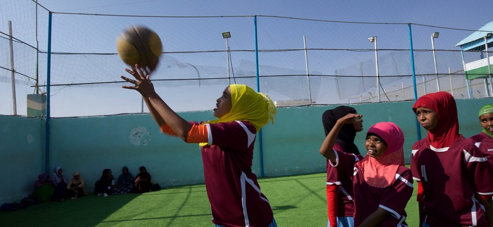Tyttöjä pelaamassa jalkapalloa Somaliassa. Kuva: Joonas Lehtipuu