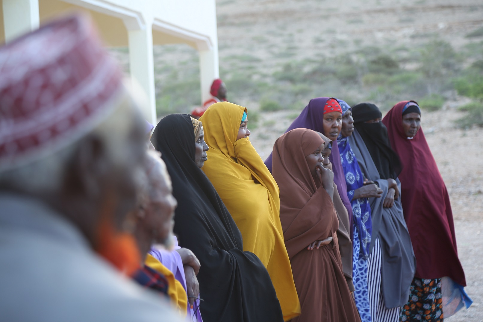 Kymmenkunta somalialaisnaista rivissä.