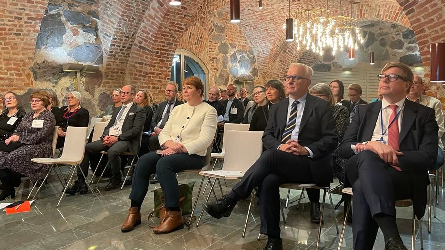 Twinning 25-vuotta -seminaarin yleisöä. Etualalla valtiosihteeri Jukka Salovaara sekä Suomen Pankin pääjohtaja Olli Rehn. 