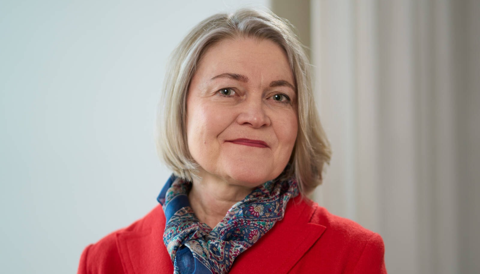 Päivi Kaukoranta katsoo kameraan