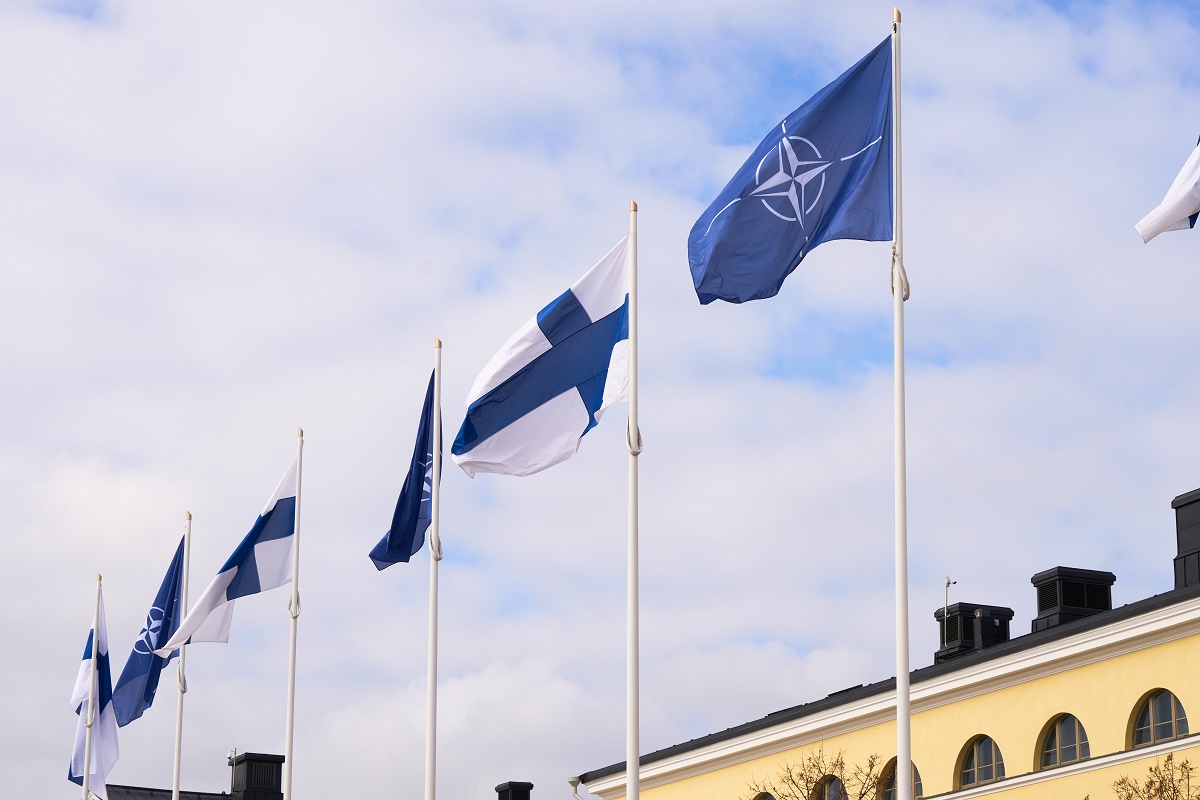 Kuvassa Naton ja Suomen lippuja tangoissa ulkoministeriön päärakennuksen edessä.