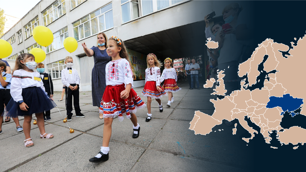 Valokuvassa lapsia kävelee koulun pihalla kansallispuvuissa. Kuvan päällä on Euroopan kartta, jossa on korostettu Ukraina.