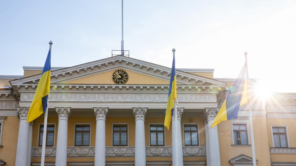 Ukrainan lippuja valtioneuvoston linnan edustalla.