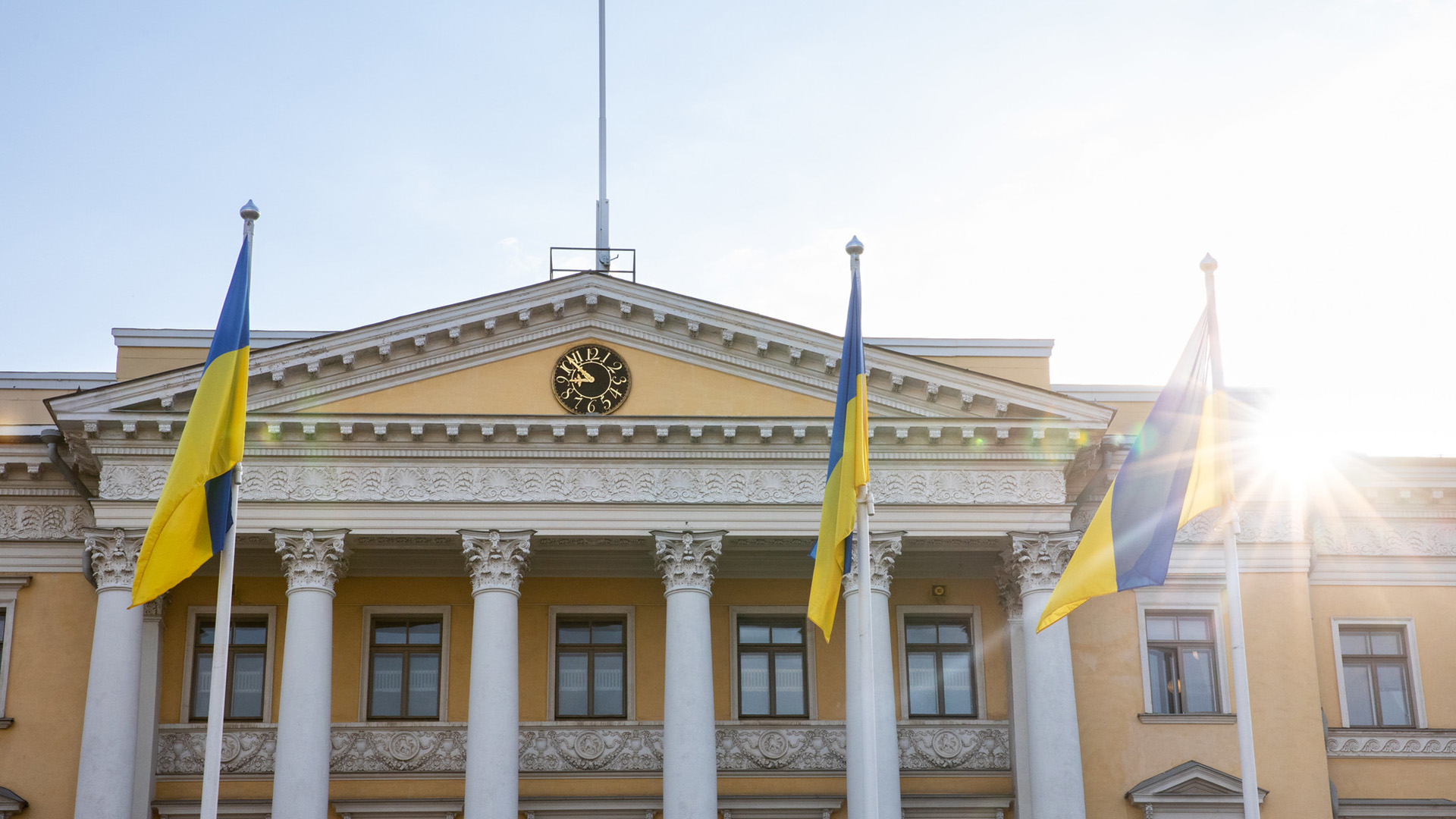 Ukrainan lippuja valtioneuvoston linnan edessä.
