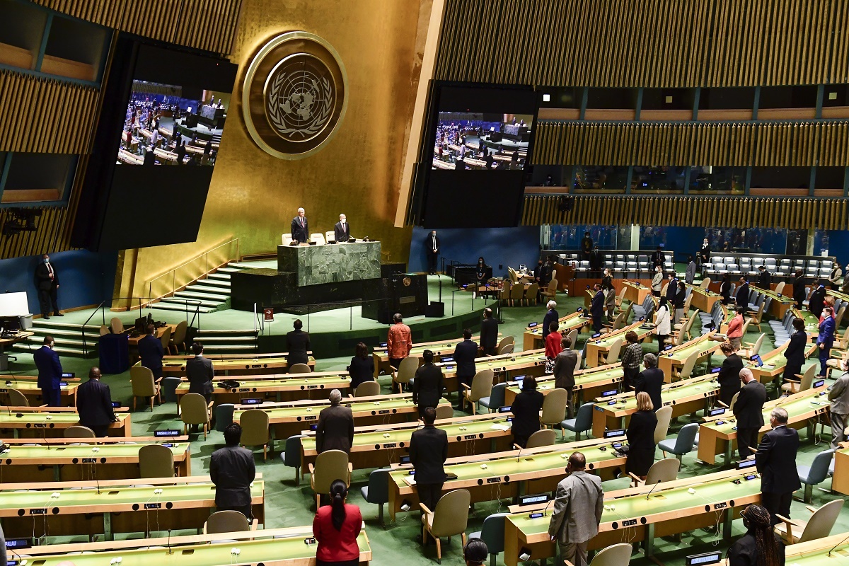 Bild från FN:s samlingsal, där generalförsamlingen ordnas delvis. Det sitter människor från olika länder i salen med stora mellanrum. 