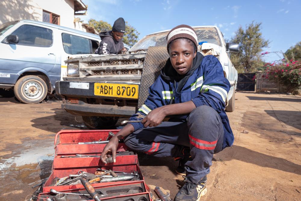 Zimbabwelainen Fairmore Shumba korjaa autoa.