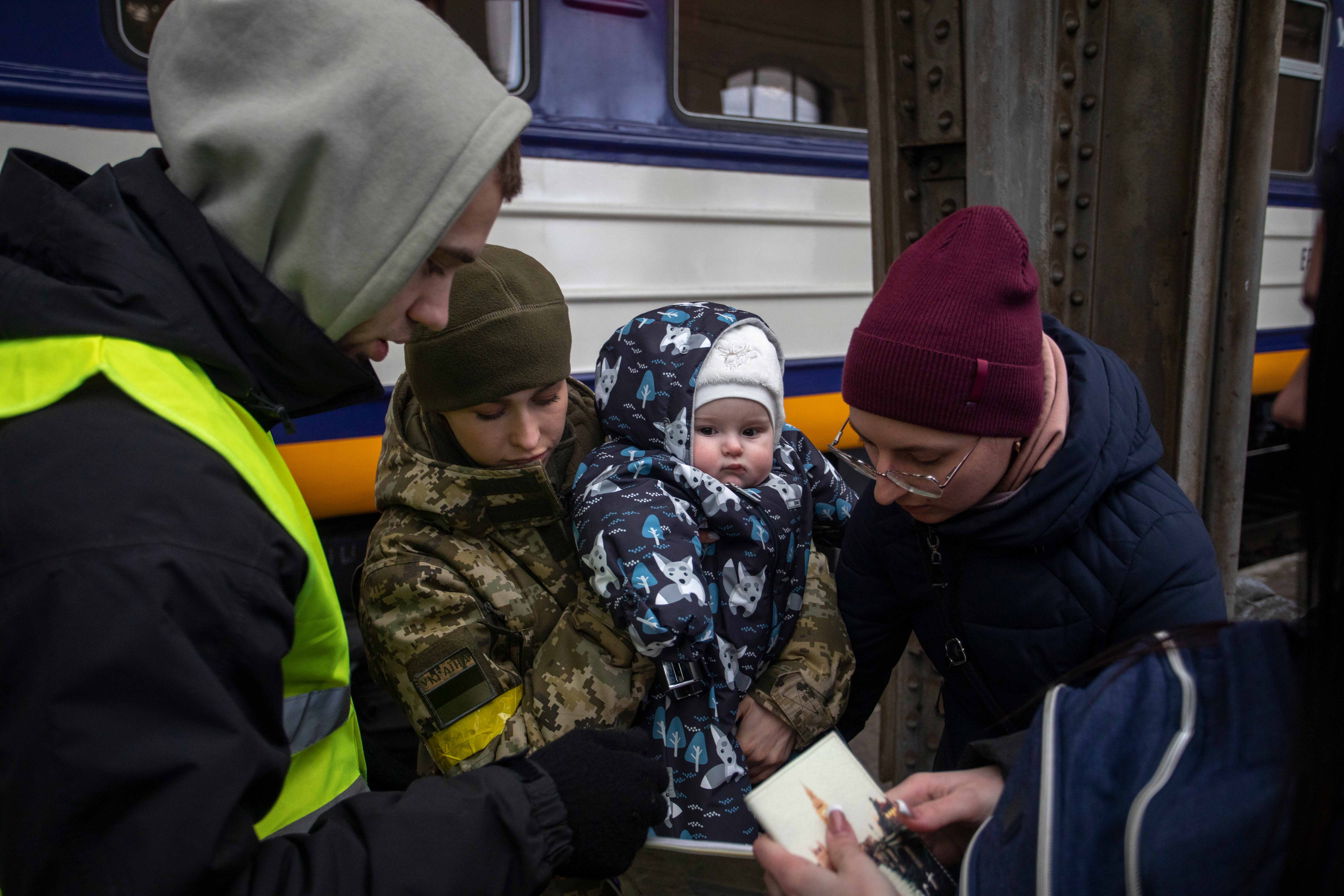 Ihmisten henkilöpapereita tarkistetaan Lvivin juna-asemalla.