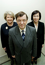 Paavo Väyrynen, Minister for Foreign Trade and Development, together with Under-Secretary of State Marjatta Rasi (left) and Director General Ritva Koukku-Ronde. Photo: Hanna-Kaisa Hämäläinen.