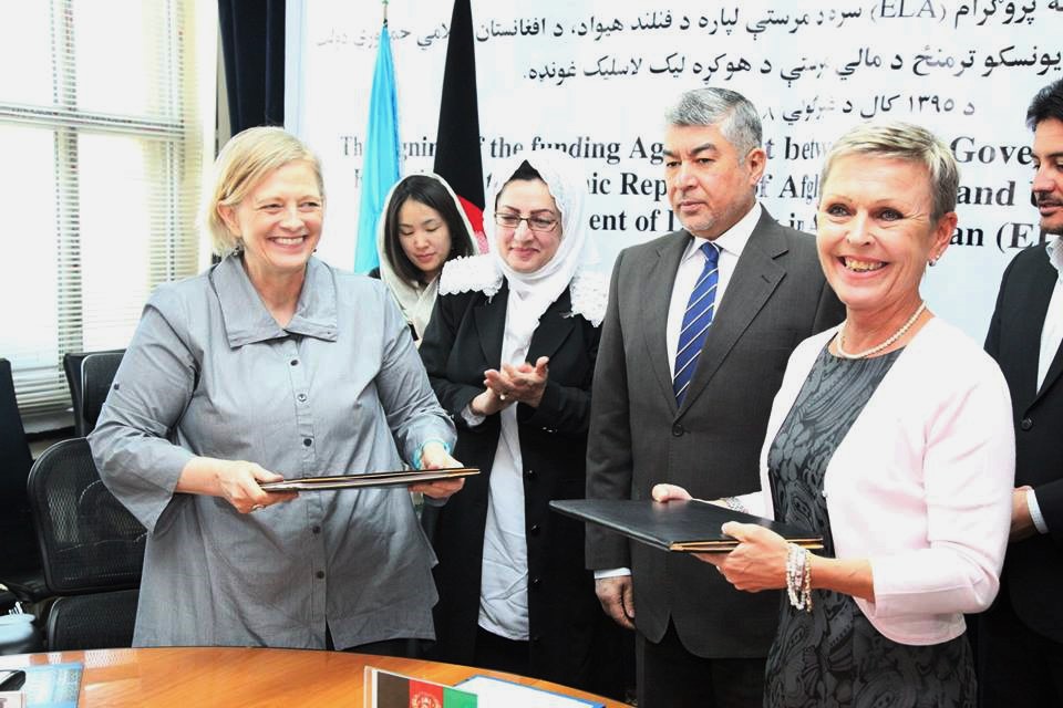 Ambassador Anne Meskanen (the right side), Minister of Education of Afghanistan Dr Hanif Balkhi and Director and representative of UNESCO office in Afghanistan Patricia McPhillips participated the signing ceremony. Foto: UNESCO<br/>