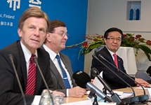 Ministrarna Mauri Pekkarinen och Paavo Väyrynen samt Kinas vice handelsminister Gao Hucheng. Foto: Hanna Ovaskainen