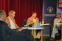 Utrikesminister Stubb, riksdagsledamot Tuomioja och utrikeshandels- och utvecklingsminister Väyrynen diskuterar under ledning av chefredaktör Arno Ahosniemi (t.h.). Foto: Vuokko Ritari