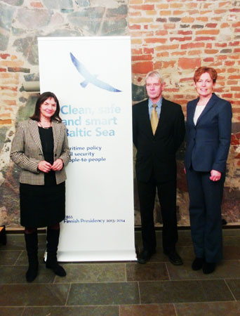 Ambassadör Satu Mattila med Hannu Lipponen som leder Finlands ordförandeskap i BASREC samt riksdagsledamot Christina Gestrin. Bild: UM