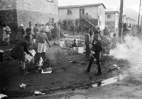 Apartheidin aikaan mustat pakotettiin asumaan omille alueilleen, joista he saattoivat luvanvaraisesti käydä töissä valkoisten alueilla. Kuva on vuodelta 1985 Nyanga-nimiseltä asuma-alueelta läheltä Cape Townia. Kuva: YK/Flickr/CC BY-NC-ND 2.0