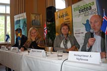 De nordiska samarbetsministrarna deltar i paneldiskussionen.