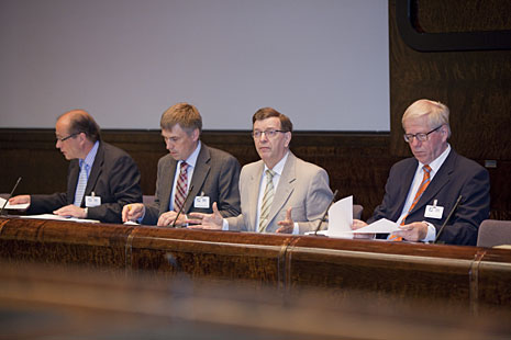 Eduskunnassa järjestetyssä seminaarissa globaalin maatalouspolitiikan kehittymistä ja kehittämistarpeita olivat pohtimassa (vasemmalta) ulkoministeriön kauppapoliittisen osaston päällikkö Jorma Korhonen, MTK:n puheenjohtaja Juha Marttila, ministeri Paavo Väyrynen ja ulkoministeriön kehityspoliittisen osaston päällikkö Jorma Julin. Kuva: Eero Kuosmanen.