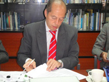 Egyptin mielenterveysviraston johtaja Nasser Loza allekirjoittaa IKI-hankkeen aiesopimuksen. Kuva: Suomen suurlähetystö, Kairo