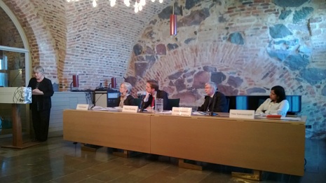 Elisabeth Rehn konstaterade i likhet med utrikesminister Tuomioja att det inte finns någon hållbar fred utan rättvisa.  