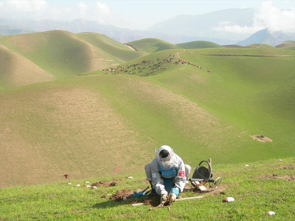 En minröjare finansierad med Finlands stöd sveper ett fält i Khanabad i norra Afghanista. Fältet ska användas till betesmark och veteodling. Foto: The HALO Trust