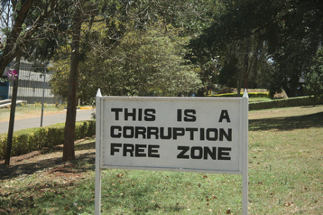 En skylt mot korruption i Kenya. Kenya är enligt Transparency Internationals jämförelse världens 139:e mest korrumperade land. Foto: Erlend Aasland/Flickr, CC BY-NC-SA 2.0